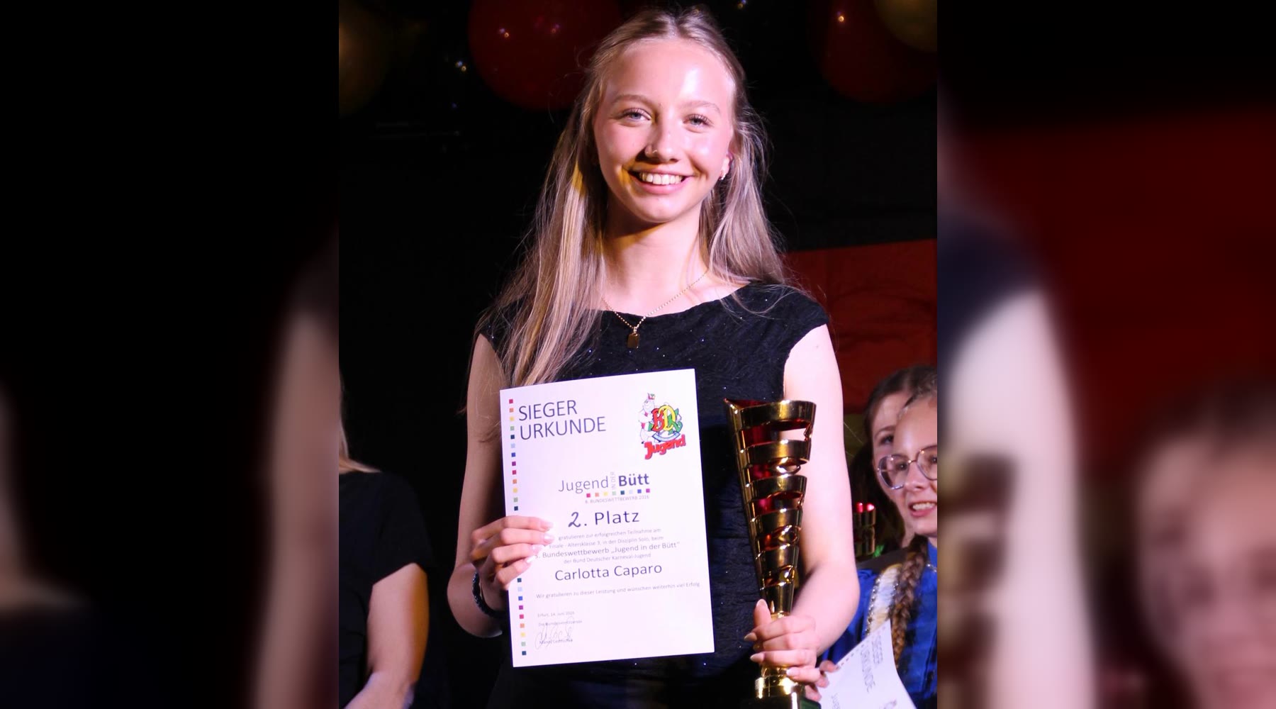 Carlotta Caparo mit Urkunde und Pokal